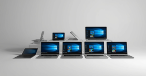 Evolution of Microsoft Windows from 1985 to 2025, showing Windows 1.0, Windows 95 Start Menu, Windows XP Luna theme, Windows 7 taskbar, and Windows 11 modern interface with AI Copilot.